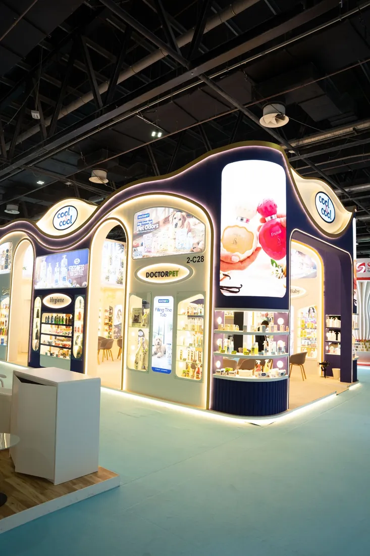 Wide view of the Cool & Cool exhibition booth with DoctorPet displays and decorative lighting